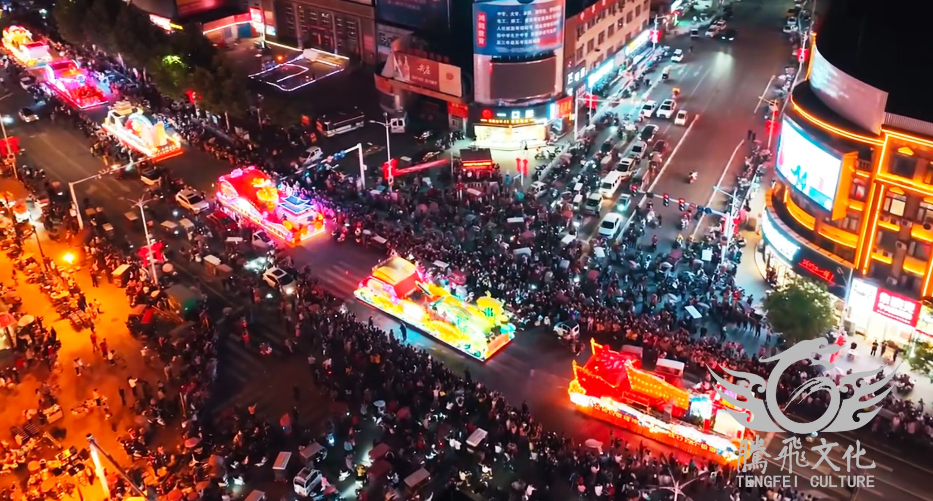 彩車巡游活動，萬人空港人氣爆棚